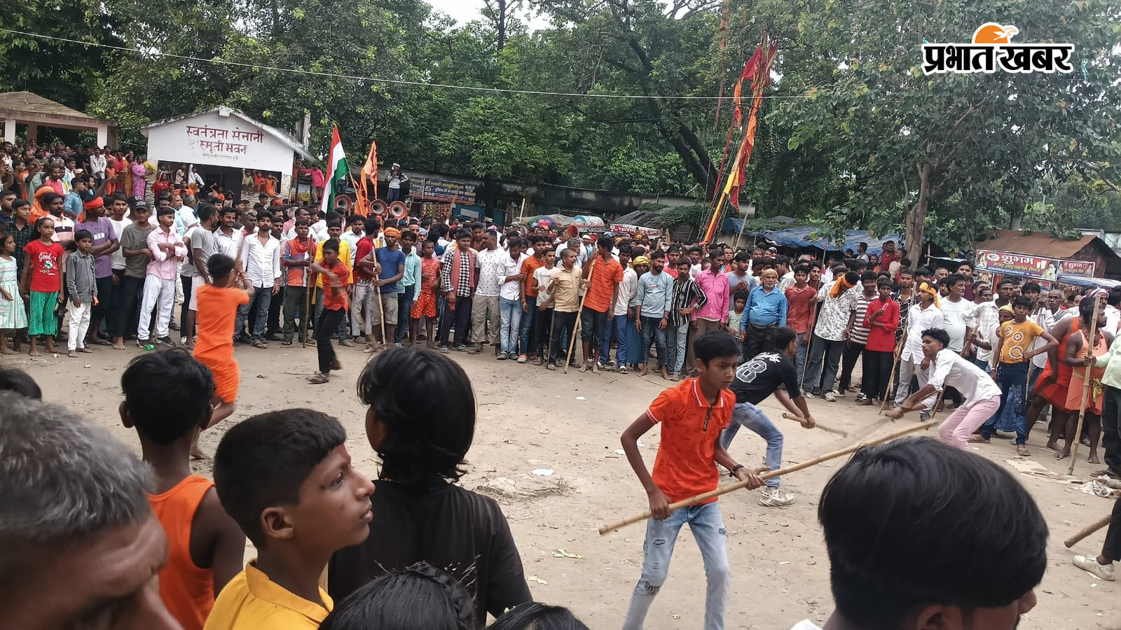 फोटो कैप्सन : मेला में करतब दिखाता युवक व उमडा ग्रामीणों का भीड़ | Prabhat Khabar Network