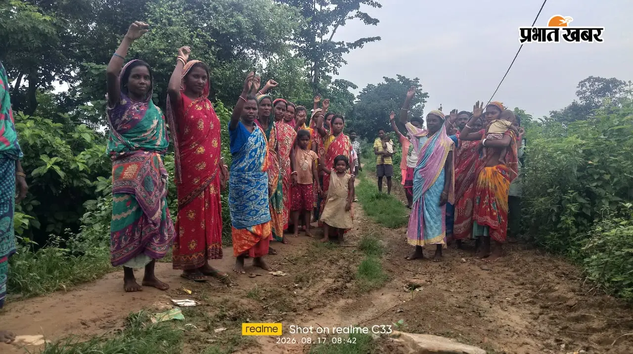 पहाड़ की तलहटी में बसे यहां के ग्रामीण आखिर क्यों कर रहे प्रदर्शन, यहां जानें क्या है इनकी मांग