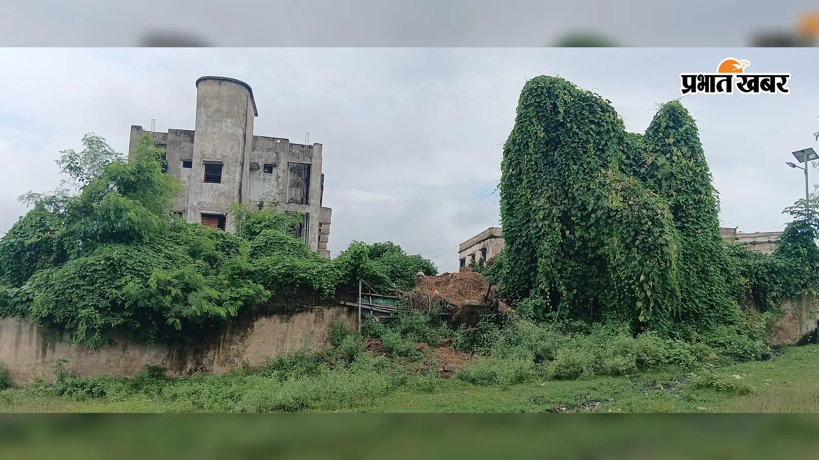 कस्तूरबा विद्यालय में सुरक्षा व्यवस्था बदहाल, दो साल से टूटी पड़ी चहारदीवारी