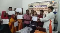 सालों का इंतजार खत्म, हाथ में आया जमीन का पर्चा, 50 भूमिहीन परिवारों के खिले चेहरे