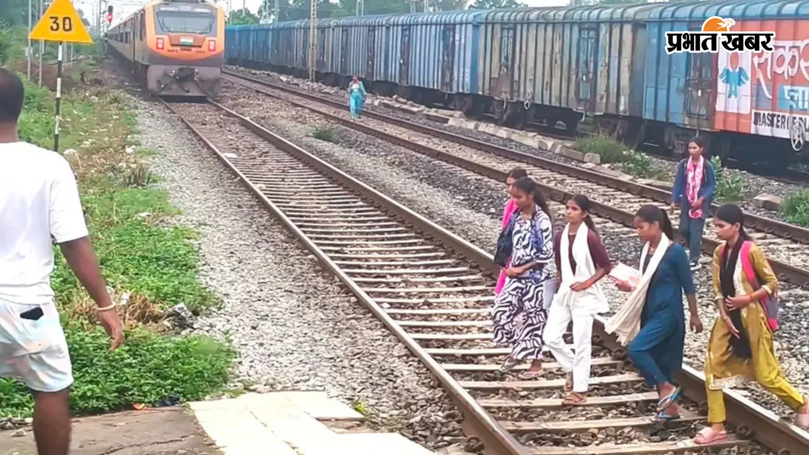 औरंगाबाद में जान जोखिम में डालकर रेलवे ट्रैक पार कर रहे छात्र-छात्राएं, फेसर स्टेशन पर नहीं थम रहा खतरनाक सिलसिला