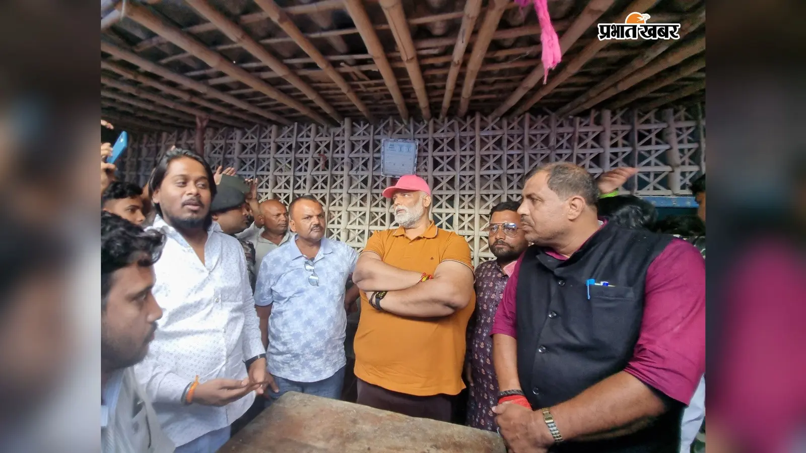 रौशन यादव के परिजनों से मिले पप्पू यादव, एक लाख की मदद के साथ बहनों की जिम्मेदारी ली