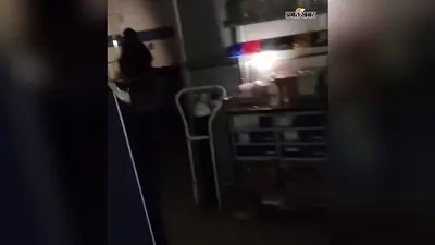 अस्पताल में घंटों गुल रही बिजली, मोबाइल की फ्लैश लाइट में हुआ मरीजों का इलाज