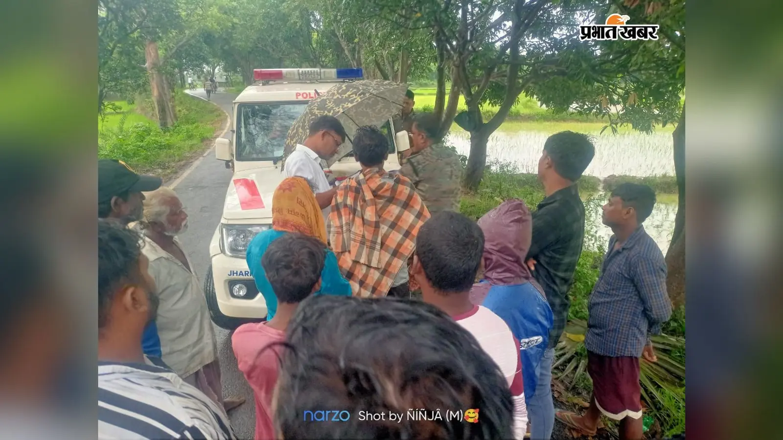 खेत में था किसान, तभी गिरा ठनका, और फिर...