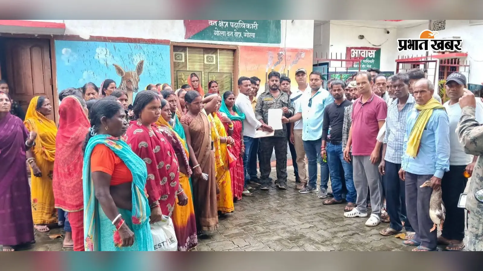 गोला में हाथियों का खौफ, ग्रामीणों ने मांगी 25 स्ट्रीट लाइट और 20 मशाल
