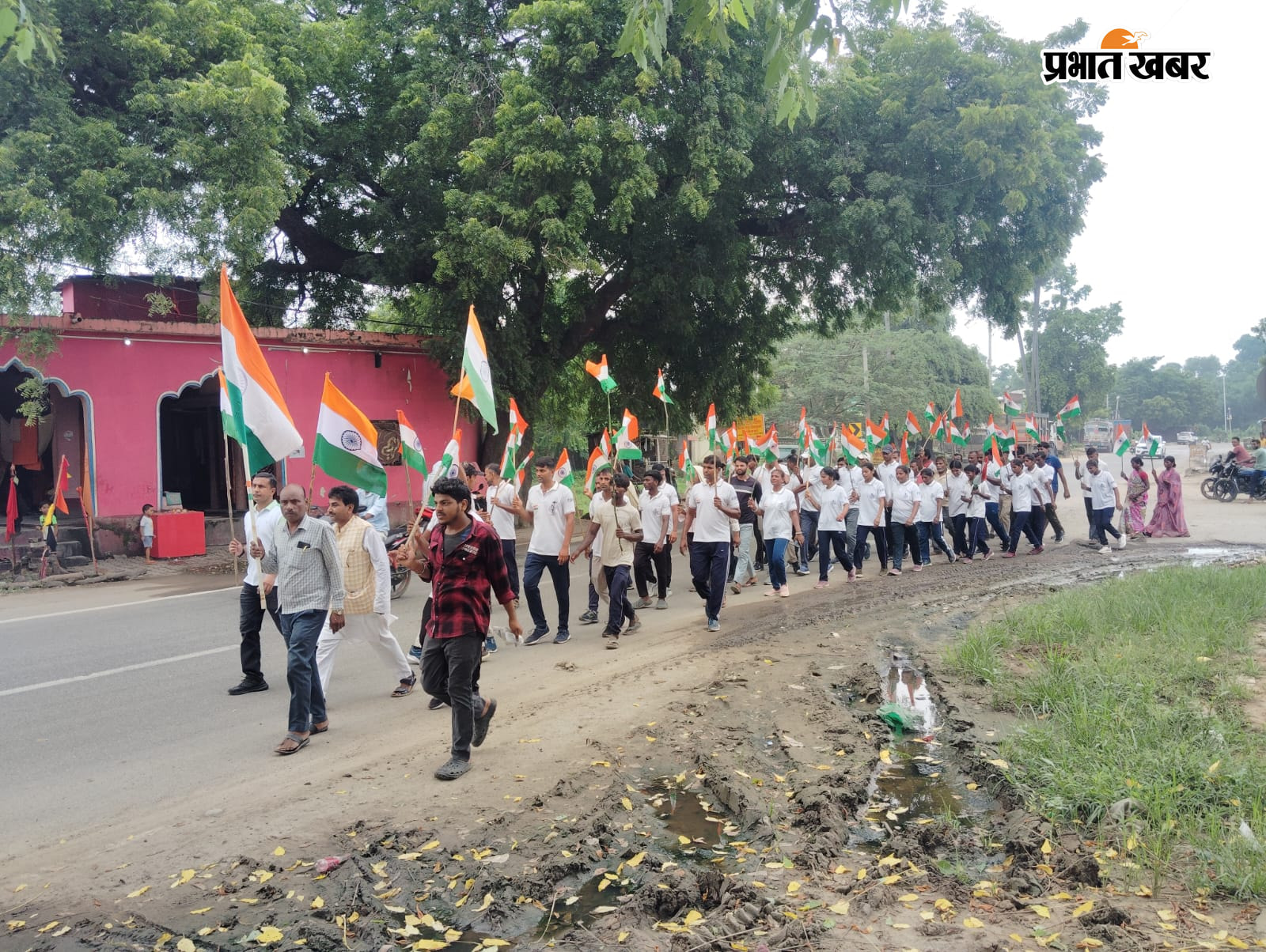 तिरंगा यात्रा में शामिल मुखिया अंचलाधिकारी, | Prabhat Khabar Network