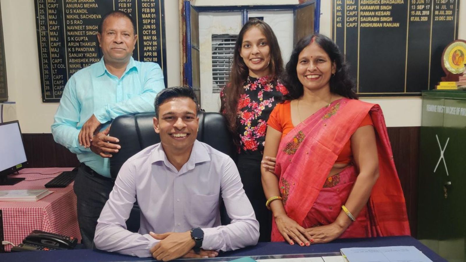 परिजनों के साथ मेजर अंशुमन रंजन