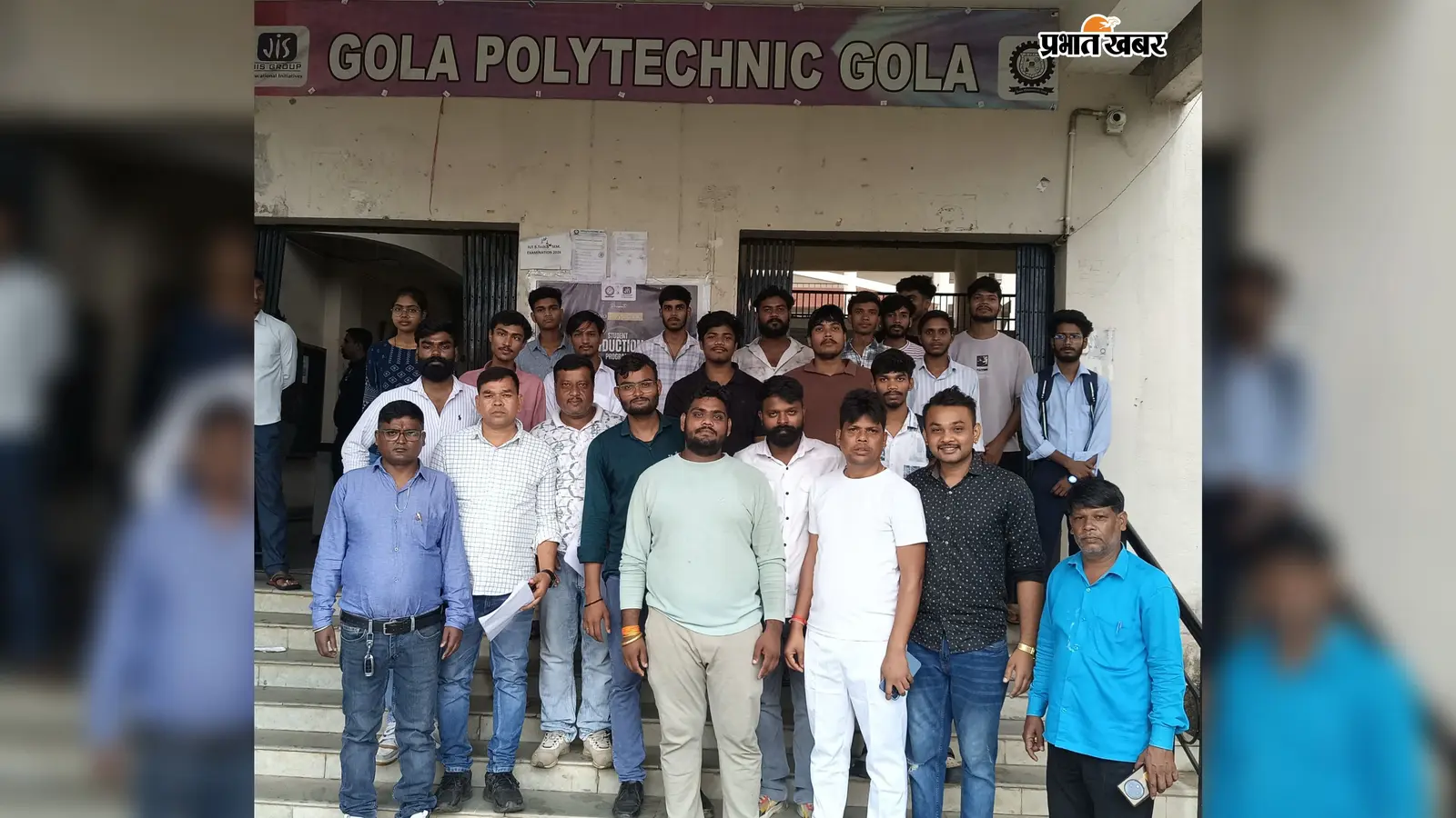 गोला पॉलिटेक्निक में छात्रों का फूटा गुस्सा, मेन गेट बंद कर किया प्रदर्शन; रिजल्ट से लेकर पढ़ाई-मेस तक उठे सवाल