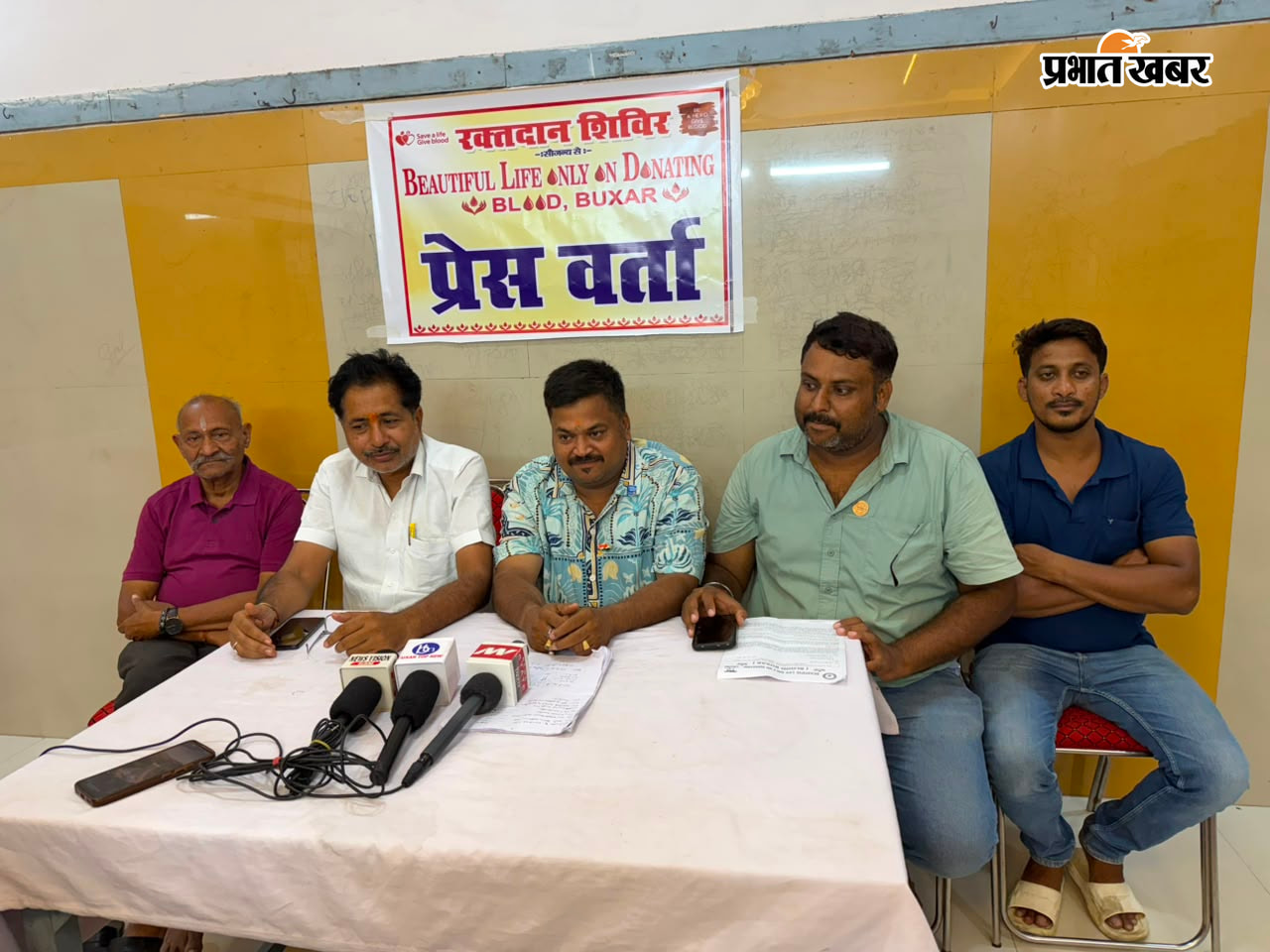 फोटो- प्रेसवार्ता करते प्रियेश व अन्य | Prabhat Khabar Network