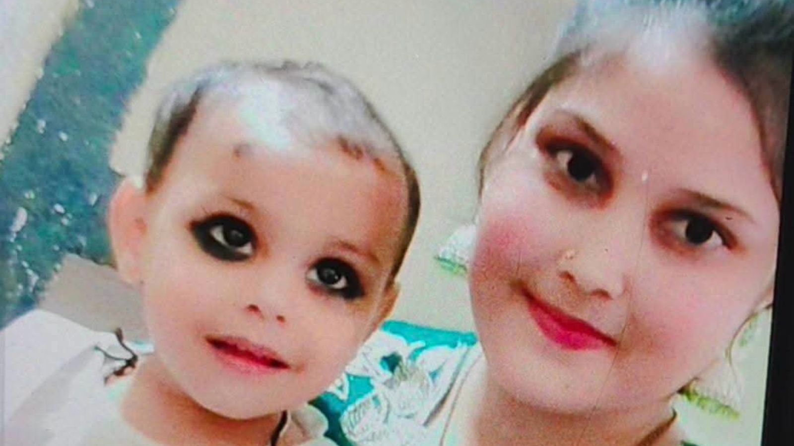 मृतिका और बच्चे का फाइल फोटो