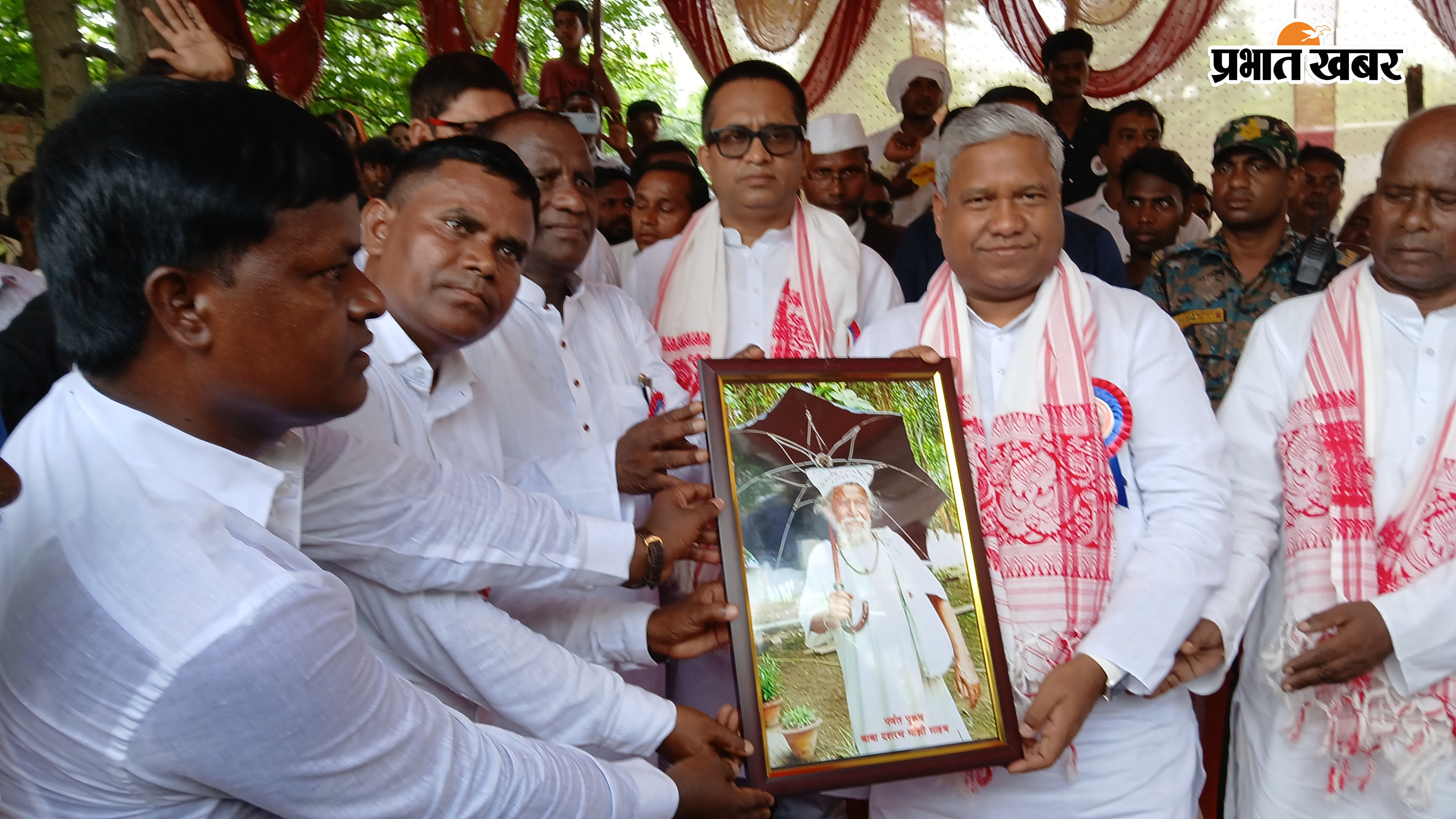 फोटो-गया कंचन 6,बाइक रैली निकालते लोग व मंत्री को स्मृति चिह्न भेंट करते | Prabhat Khabar Network