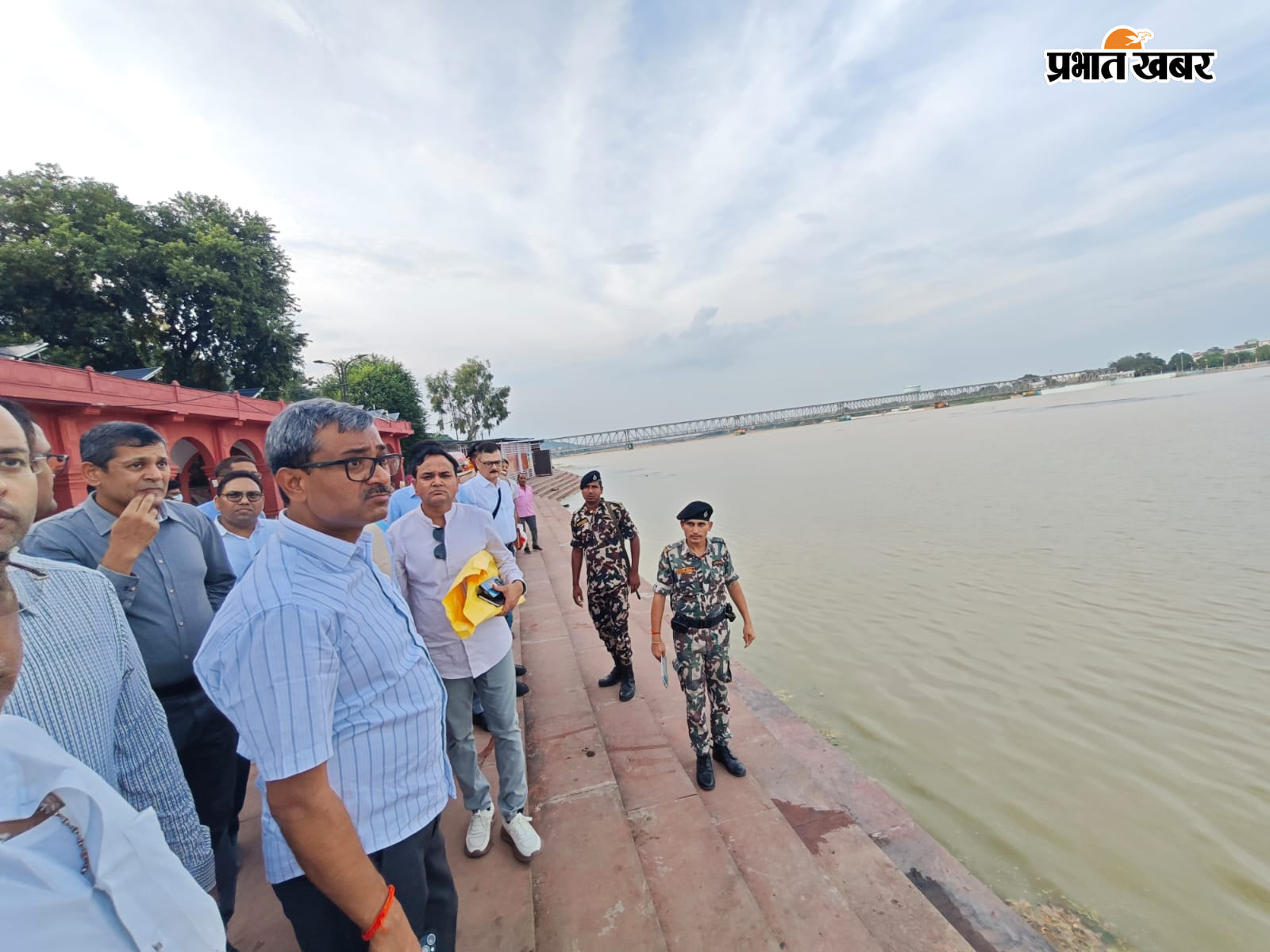 गया जी स्थित देवघाट का निरीक्षण करते पर्यटन सचिव व अन्य | Prabhat Khabar Network