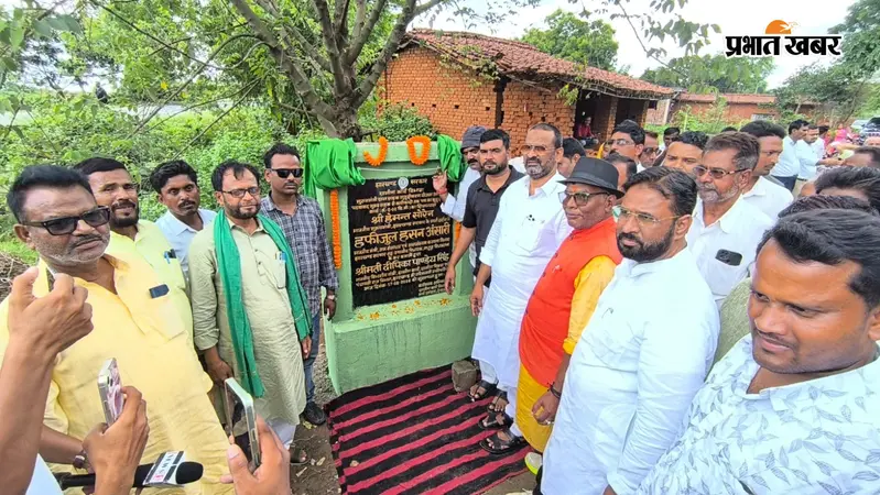 समारोह स्थल फौजी मोड पर शिलापट्ट अनवारण करते विधायक प्रतिनिधि व अन्य | Prabhat Khabar Network