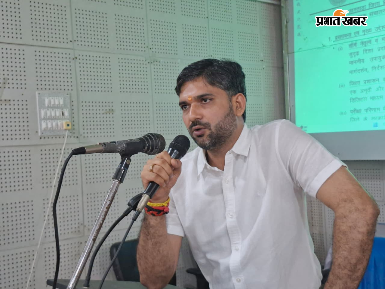 07 शिक्षिकों को ब्रीफिंग करते डीसी आलोक कुमार, 08 उपस्थित शिक्षक गण | Prabhat Khabar Network