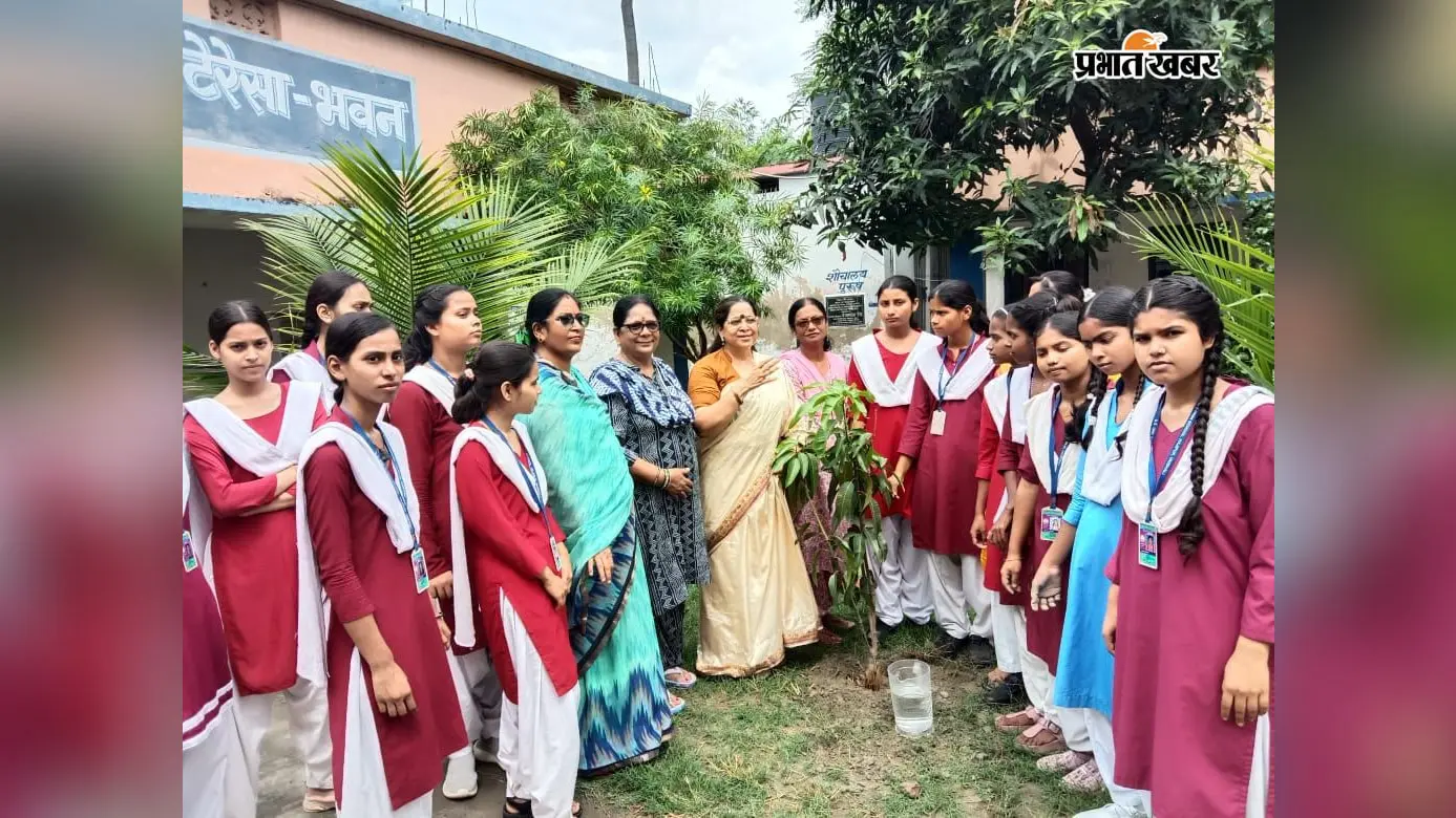हाजीपुर में हर घर तिरंगा अभियान का समापन, छात्राओं ने चलाया स्वच्छता अभियान और लगाए पौधे