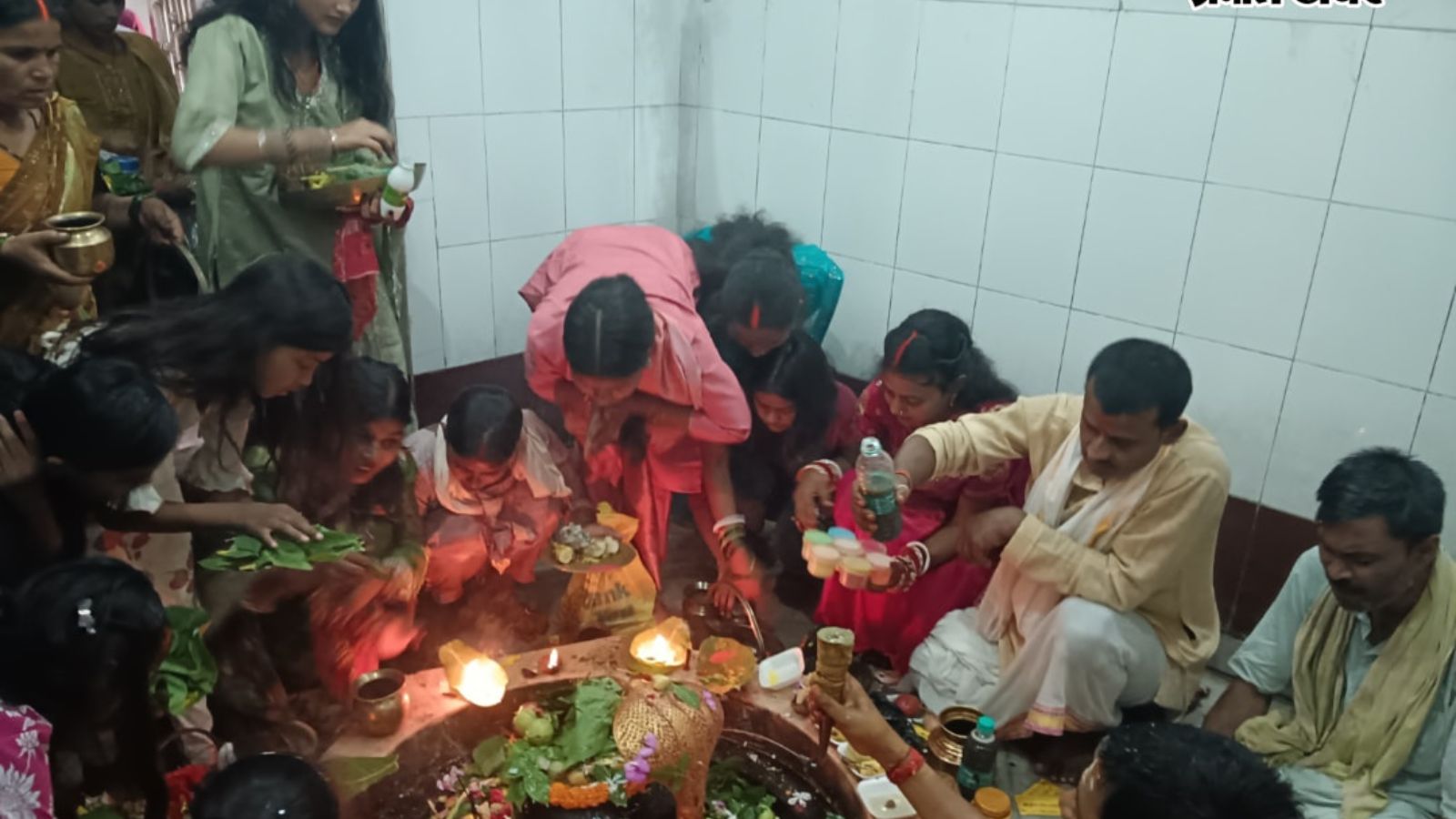 गर्भगृह में पूजा करते भक्त