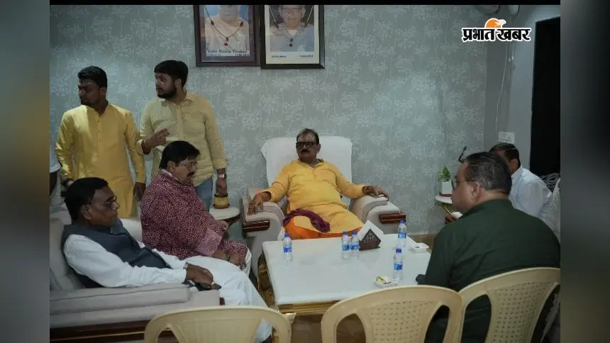 पूर्व मंत्री मिथिलेश ठाकुर के आवास पर विधायकों का जुटान, रुद्राभिषेक कार्यक्रम में हुए शामिल