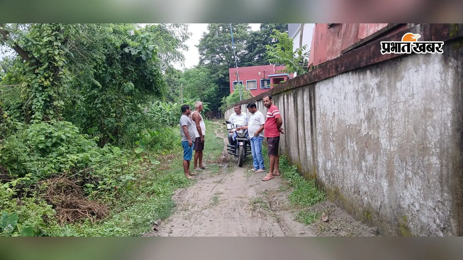 सुपौल में 500 मीटर सड़क बारिश में बन जाती है दलदल, युवा कांग्रेस नेता ने डीएम को सौंपा दो सूत्री मांगपत्र