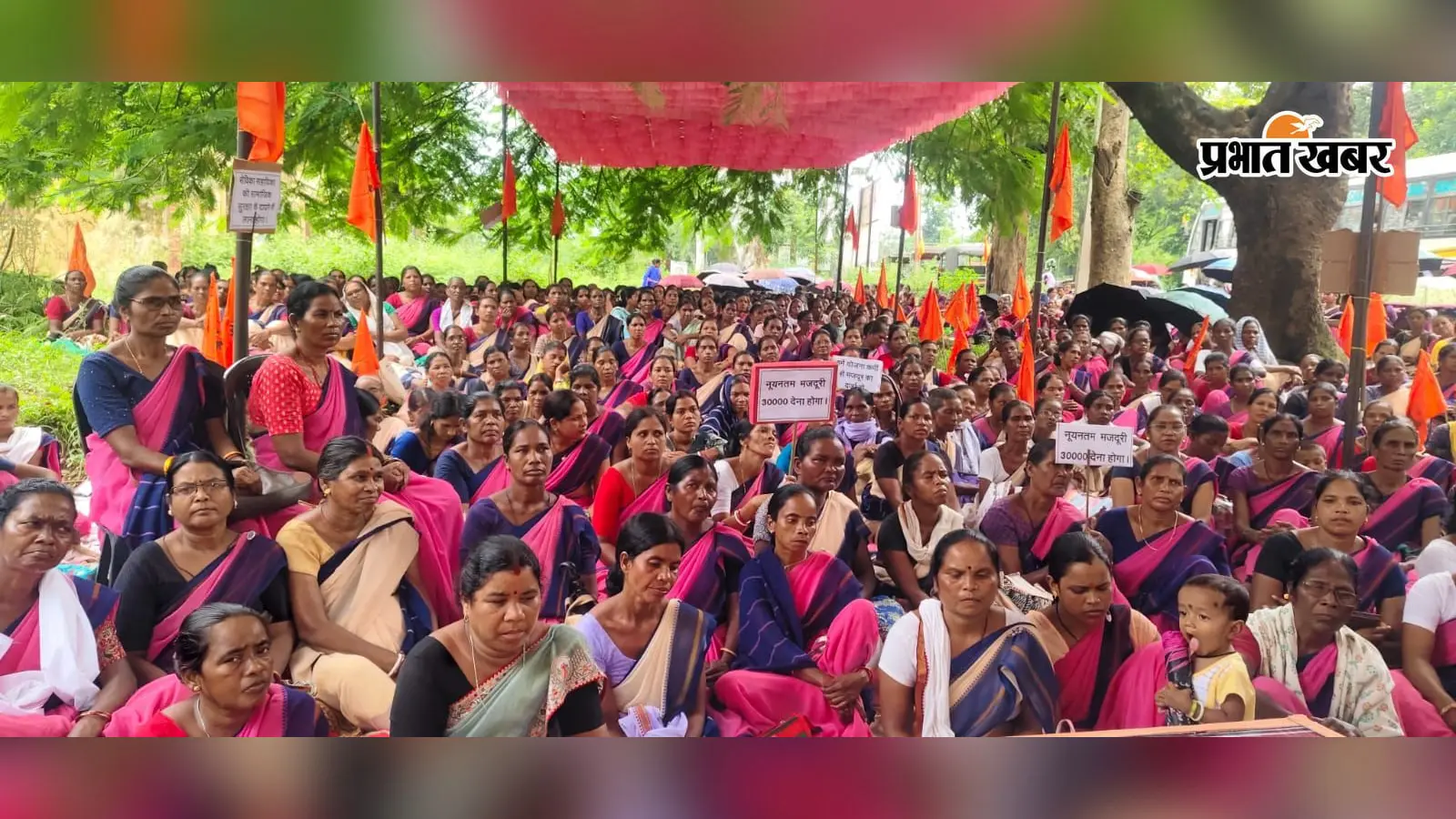 छह सूत्री मांग को लेकर सेविका-सहायिकाओं ने दिया धरना कहा- मांगें पूरी नहीं हुईं, तो जारी रहेगा धरना