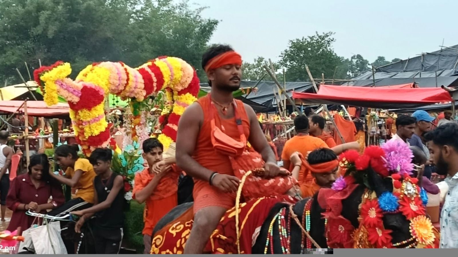 घोड़ा पर फोटो खिचवाते श्रद्धालु.