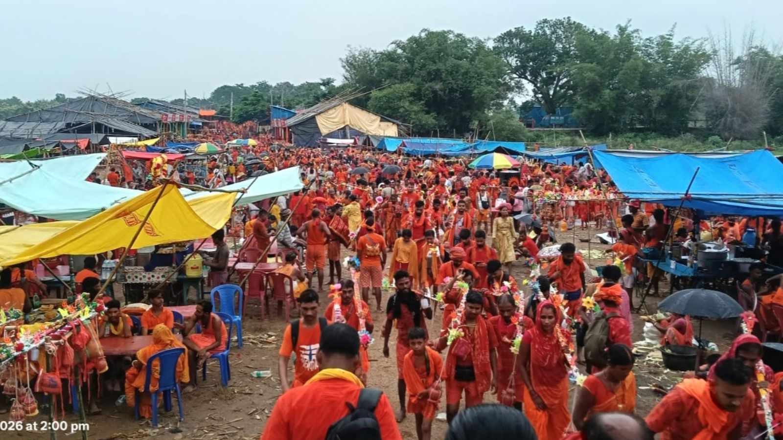 गगोड़ियारी नदी के पास से बाबाधाम जाते कांवरिये.
