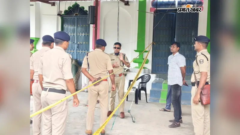 अरना बाजार स्थित मस्जिद में जांच कर निर्देश देते एसपी विनय कुमार तिवारी | Prabhat Khabar Network