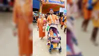 कंधे पर कांवर, बेबी ट्रॉली में बेटा... 105 किमी की यात्रा पर निकला दंपती, बोले- महादेव की कृपा से मिला है बेटा