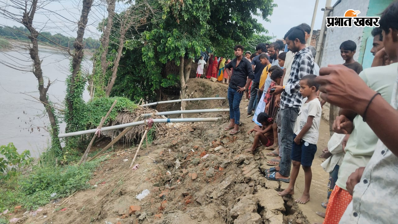 फोटो कैप्सन 1. नदी किनारे पलटे टेम्पो से चालक को निकालते ग्रामीण फोटो कैप्सन 2. कटवा के बाद जर्जर सड़क को देखते ग्रामीण | Prabhat Khabar Network