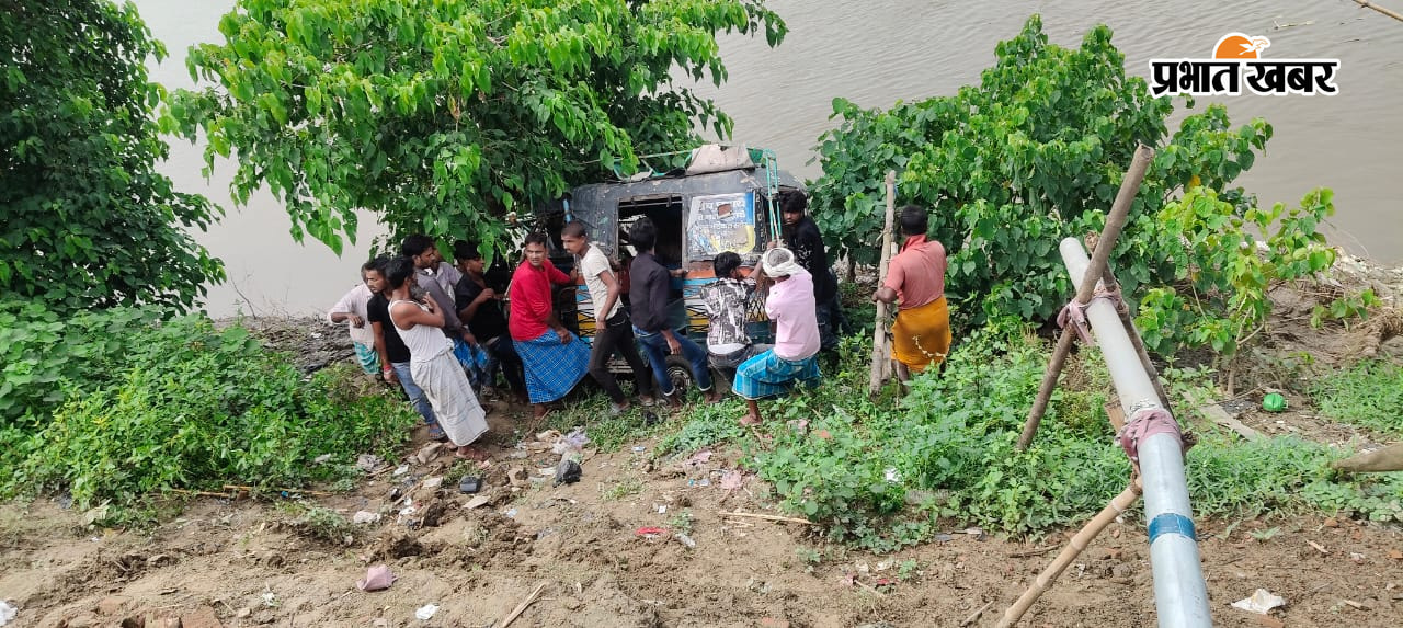 फोटो कैप्सन 1. नदी किनारे पलटे टेम्पो से चालक को निकालते ग्रामीण फोटो कैप्सन 2. कटवा के बाद जर्जर सड़क को देखते ग्रामीण | Prabhat Khabar Network