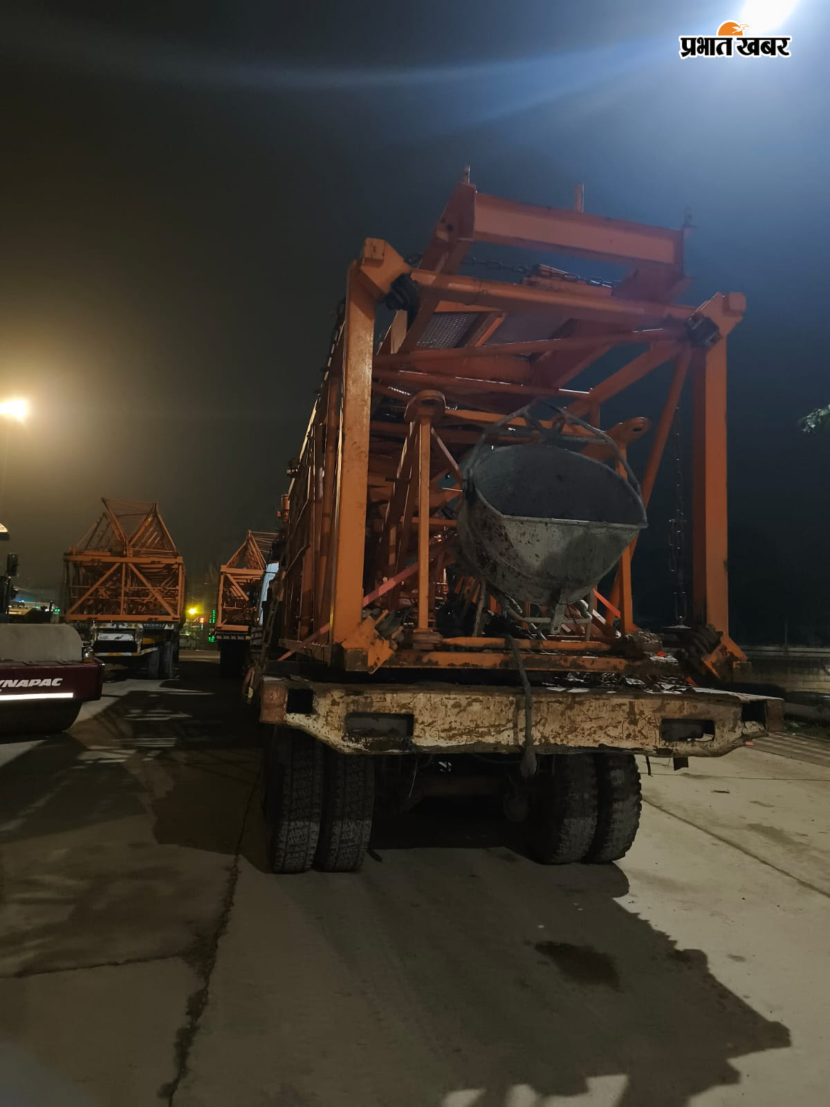 17 पीटीआर में पीवीयूएनएल गेट पर विरोध प्रकाट करते सप्लायर, 17 पीटीआर- ए में टेलर पर लोड होकर बाहर जाता वाहन | Prabhat Khabar Network