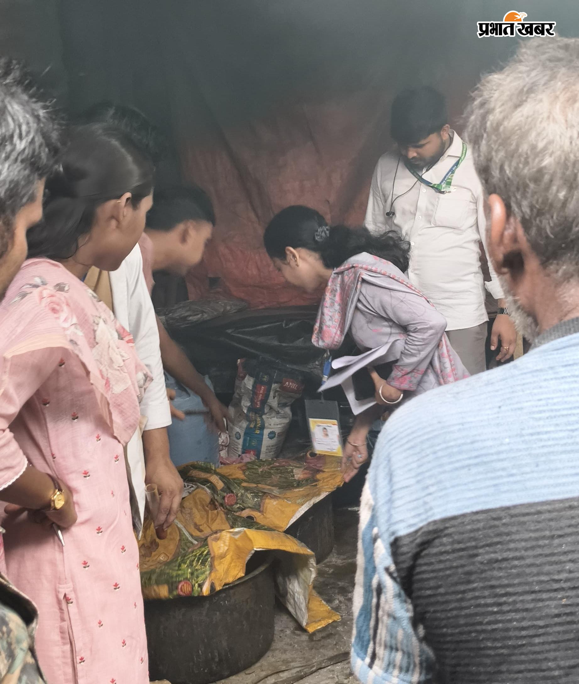 जांच करते खाद्य सुरक्षा पदाधिकारी.
