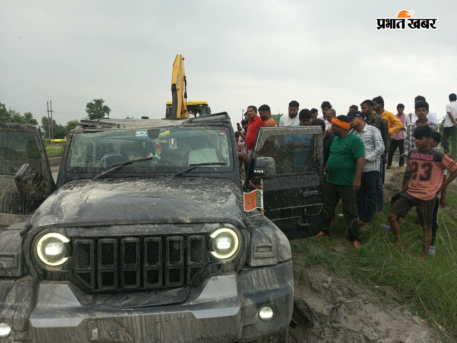 पलटा हुआ थार ग्रामीणों की जुटी भीड़ | Prabhat Khabar Network