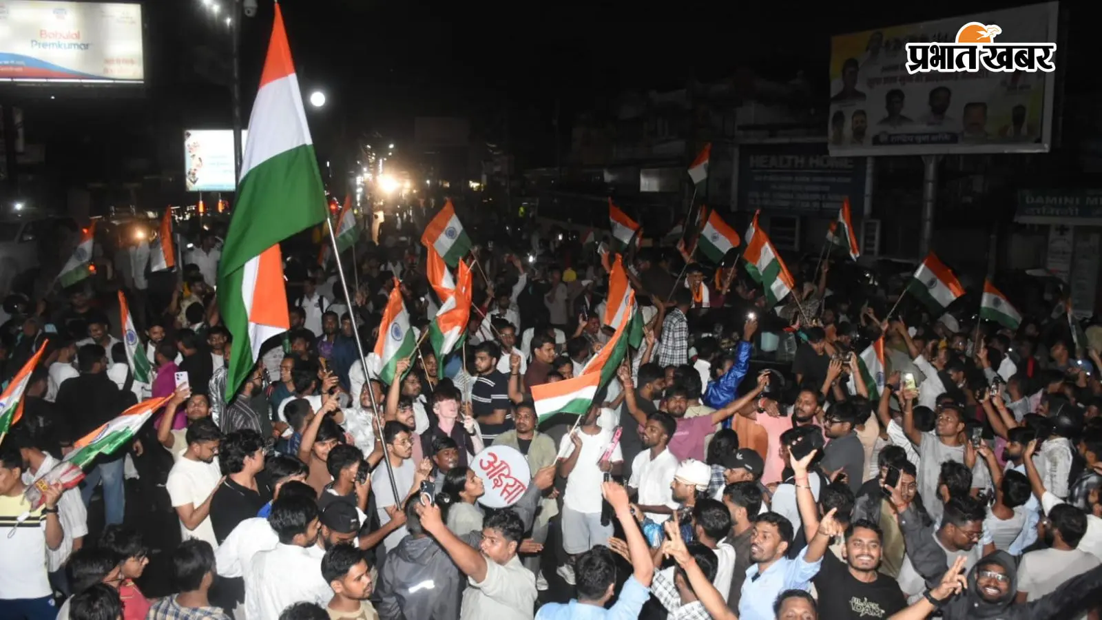 JSSC CGL परीक्षा रद्द होने की घोषणा होते ही छात्रों में खुशी की लहर दौड़ गई. आंदोलन के 23वें दिन, तेज बारिश के बीच छात्रों ने तिरंगा लहराया और जमकर जश्न मनाया.