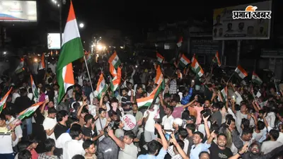 Photos: JSSC CGL रद्द होते ही छात्रों में जश्न, हाथों में तिरंगा और चेहरे पर गुलाल, देखें तस्वीरें