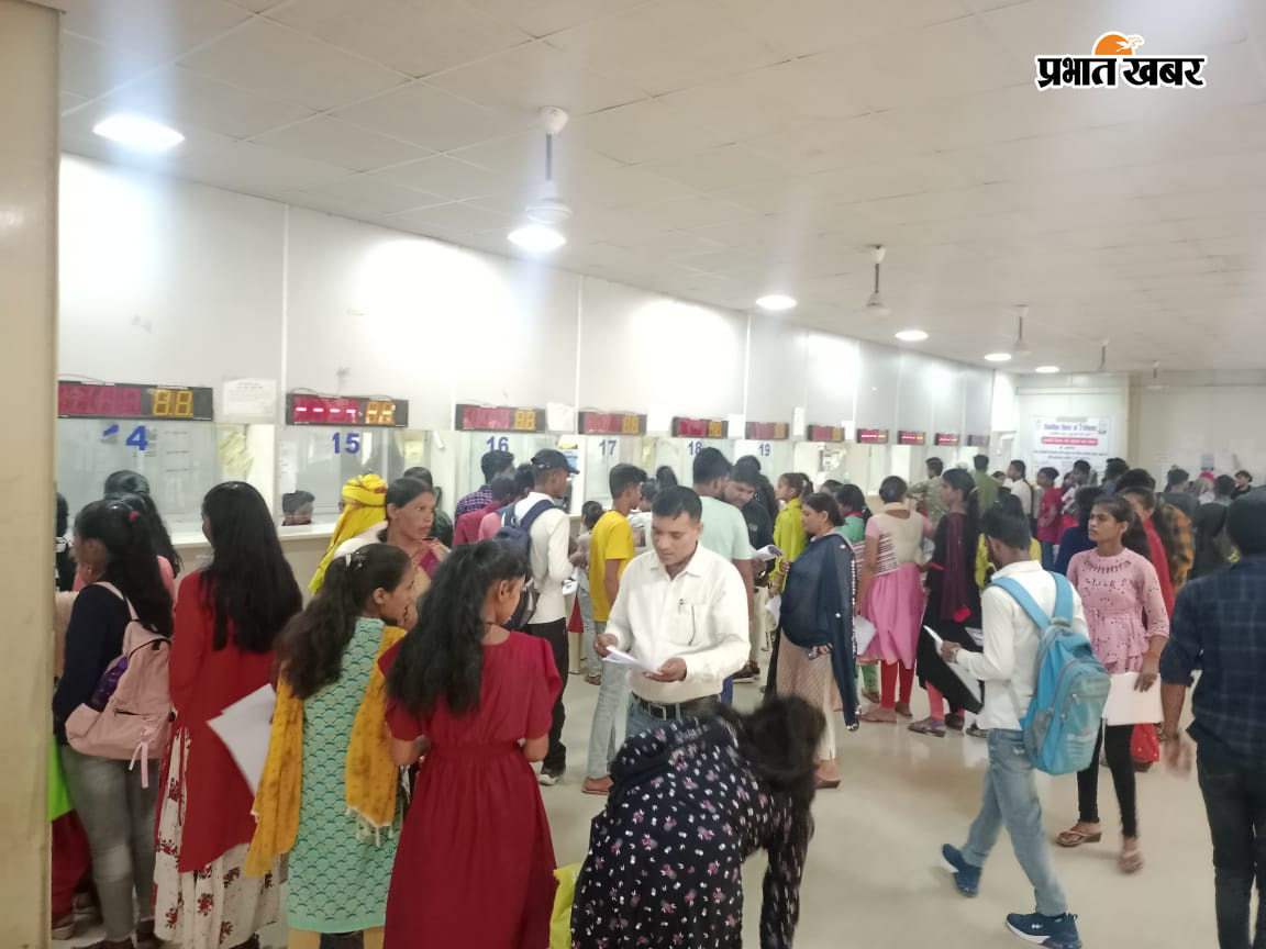 जिला निबंधन एवं परामर्श केंद्र पर आवेदन करने पहुचे आवेदक | Prabhat Khabar Network