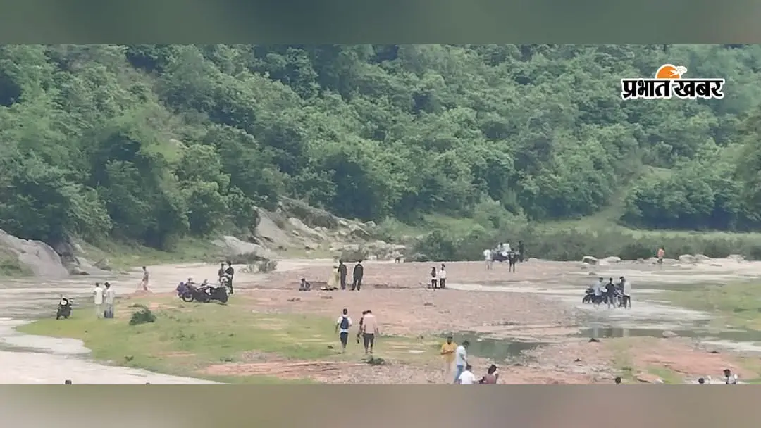 मानसून में पर्यटन स्थल बना जानलेवा, डेंजर जोन में सेल्फी ले रहे पर्यटक