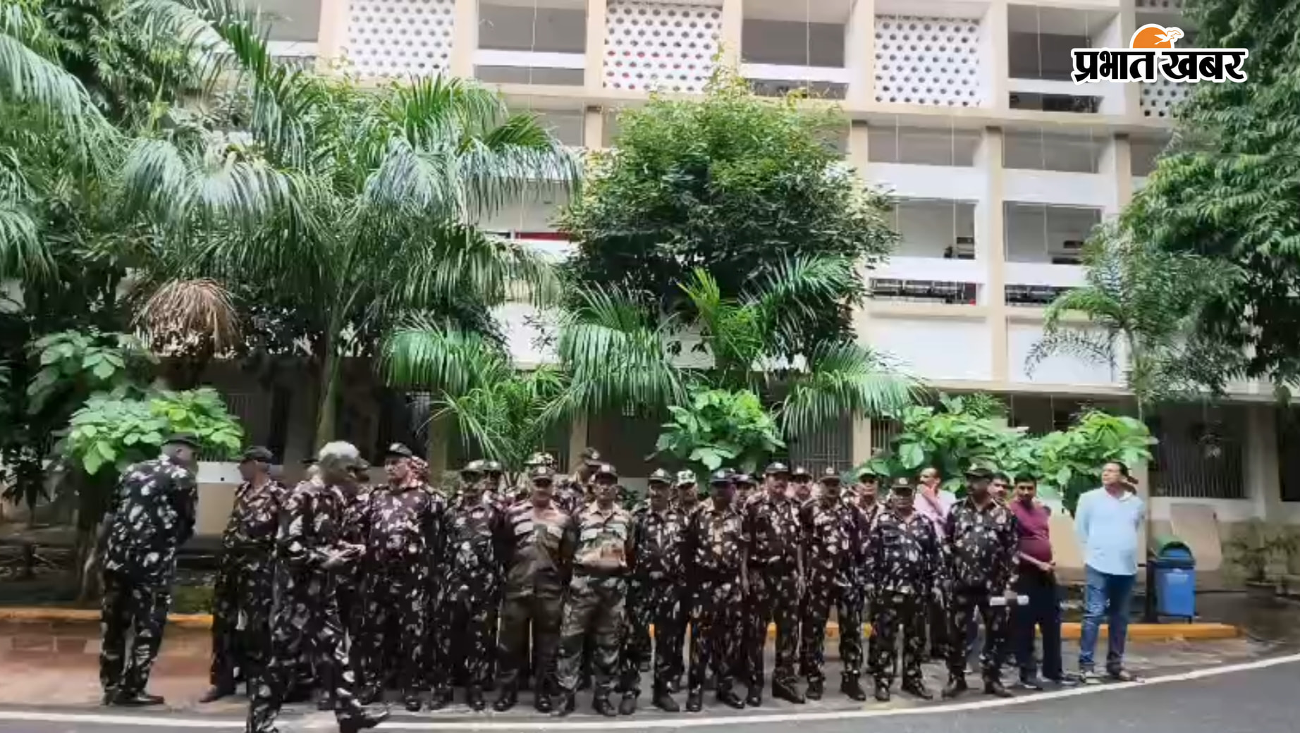 जहानाबाद समाहरणालय में प्रदर्शन करते स्वास्थ्य विभाग के गॉड्स समान वाले परिसर में हाथ में अपनी मांगों का ज्ञापन दिखता हुआ एक जवान | Prabhat Khabar Network