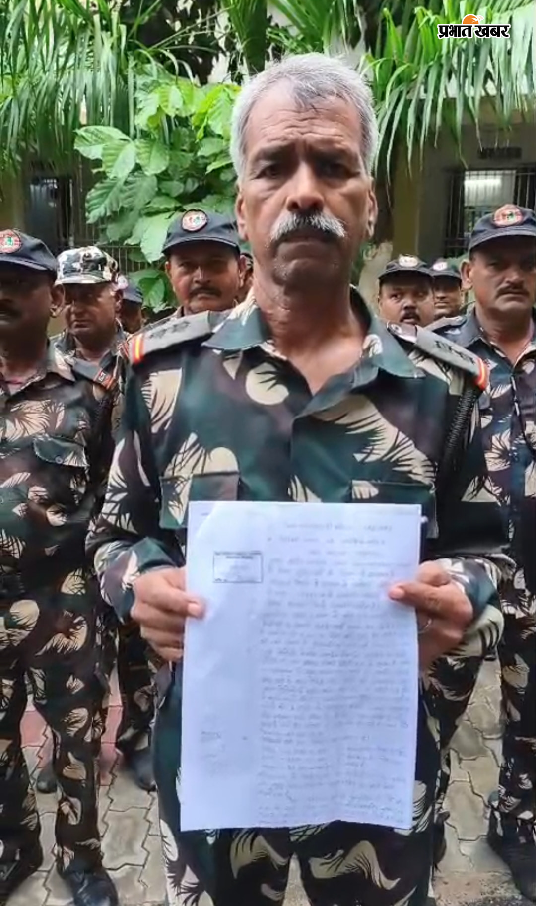 जहानाबाद समाहरणालय में प्रदर्शन करते स्वास्थ्य विभाग के गॉड्स समान वाले परिसर में हाथ में अपनी मांगों का ज्ञापन दिखता हुआ एक जवान | Prabhat Khabar Network