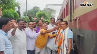 21 साल बाद पूरी हुई रात की ट्रेन की मांग, पाटलिपुत्र-पूर्णिया ट्रेन पहुंची मुरलीगंज, यात्रियों ने चालक को खिलाई मिठाई
