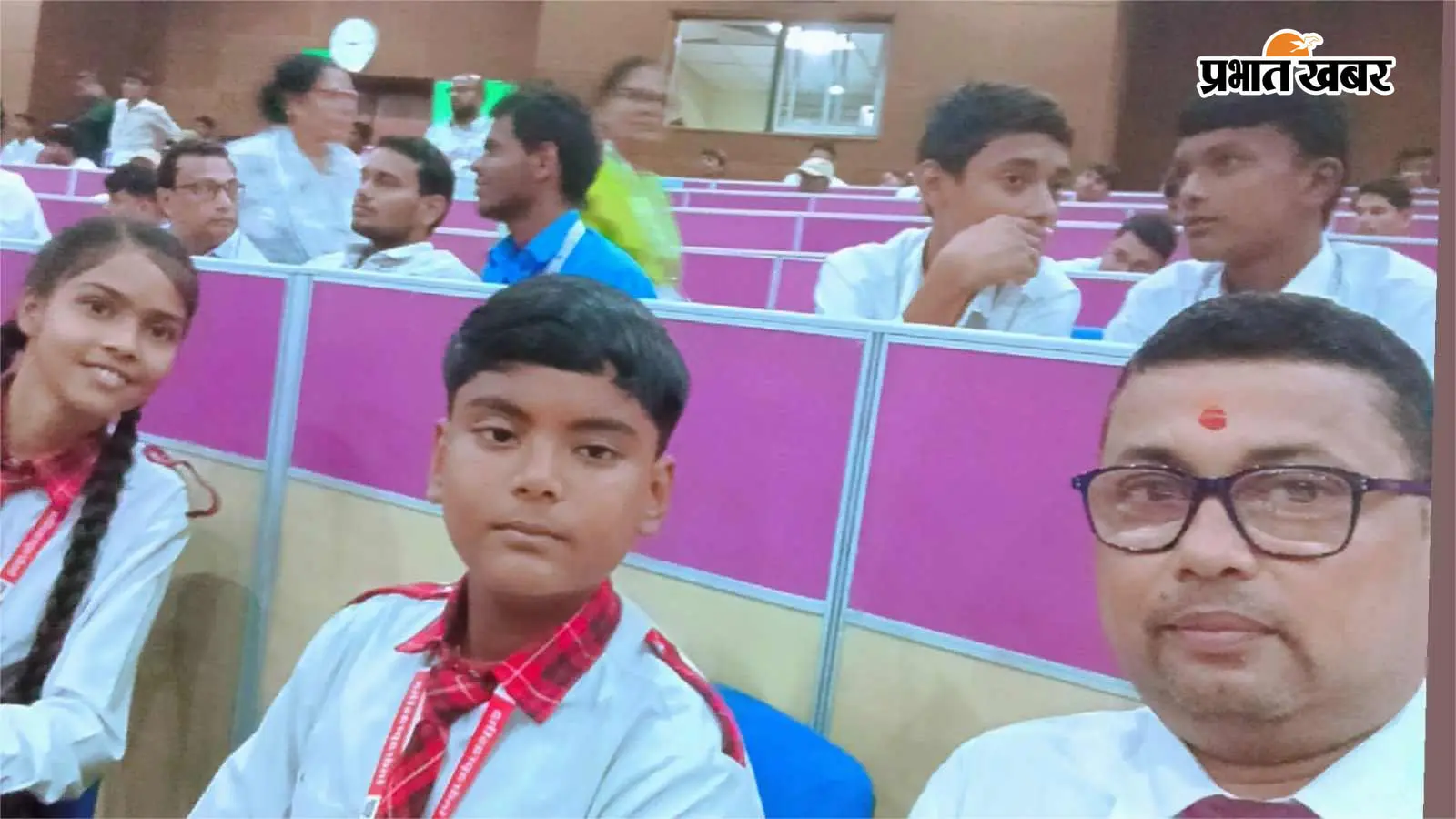 पटना में निर्वाचन आयोग के मंच पर चमके मुजफ्फरपुर के छात्र, पेंटिंग भेंट कर डेटा सुरक्षा पर दिए तकनीकी सुझाव