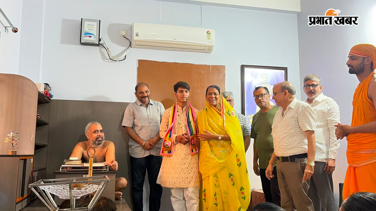 तपस्वी मौलिक श्यामसुखा की आशीर्वाद देते मुनिश्री और उपस्थित परिवार,समाज के लोग. | Prabhat Khabar Network