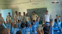 कलम थमाकर बच्चों से बोले थानाध्यक्ष- नशे से दूर रहो, भविष्य संवारो, चलाया गया जागरूकता अभियान