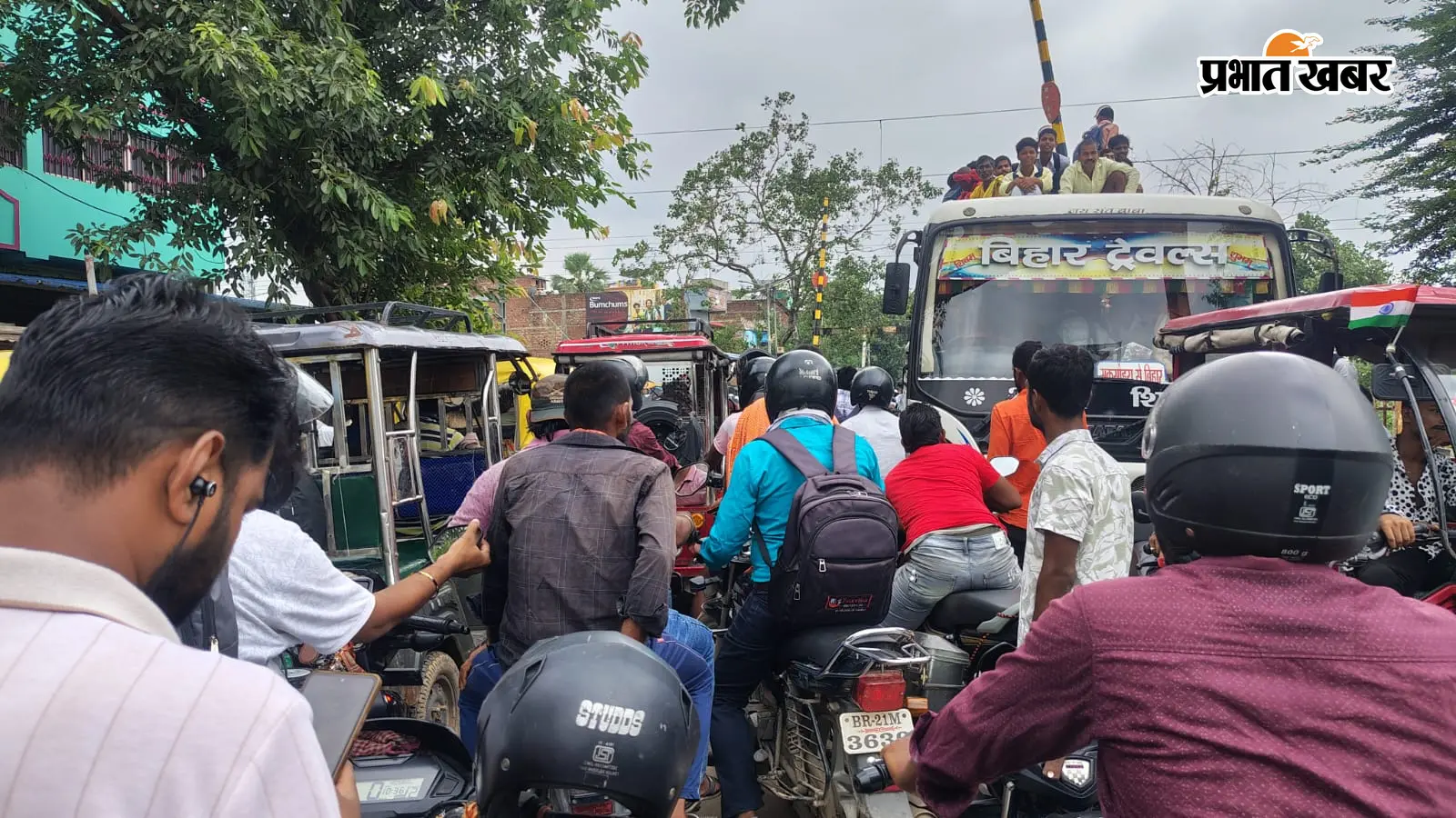बिहारशरीफ रेलवे क्रॉसिंग पर जाम, ट्रेन के गुजरने में लग रहा एक घंटा, ओवरब्रिज की मांग तेज