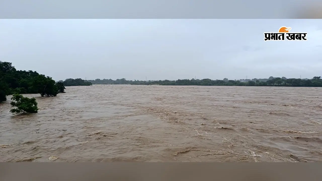 सरायकेला के नये बस स्टैंड और पार्क में घुसा पानी, खतरे के निशान से 20 फीट ऊपर बह रही खरकई