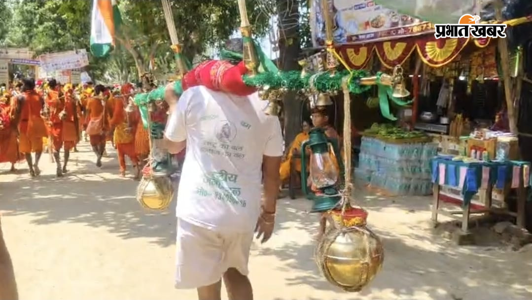 देवघर में बोलेबाबा से तेजस्वी सरकार के लिए अनोखी कांवर यात्रा, सफेद कपड़े पर तेजस्वी और लालटेन का छाप, कवर में दोनों तरफ लालटेन टंगे हुए बढ़ रहा है देवघर, तेजस्वी की बने सरकार, तो मिलेगी हर घर मे एक-एक सरकारी नौकरी. | Prabhat Khabar Network