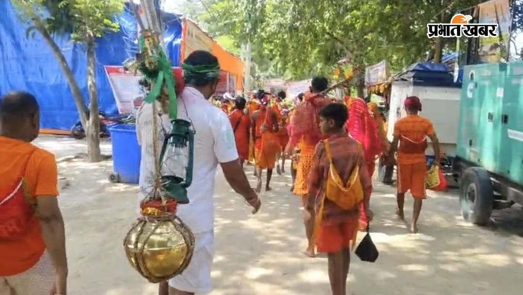 देवघर में बोलेबाबा से तेजस्वी सरकार के लिए अनोखी कांवर यात्रा, सफेद कपड़े पर तेजस्वी और लालटेन का छाप, कवर में दोनों तरफ लालटेन टंगे हुए बढ़ रहा है देवघर, तेजस्वी की बने सरकार, तो मिलेगी हर घर मे एक-एक सरकारी नौकरी. | Prabhat Khabar Network