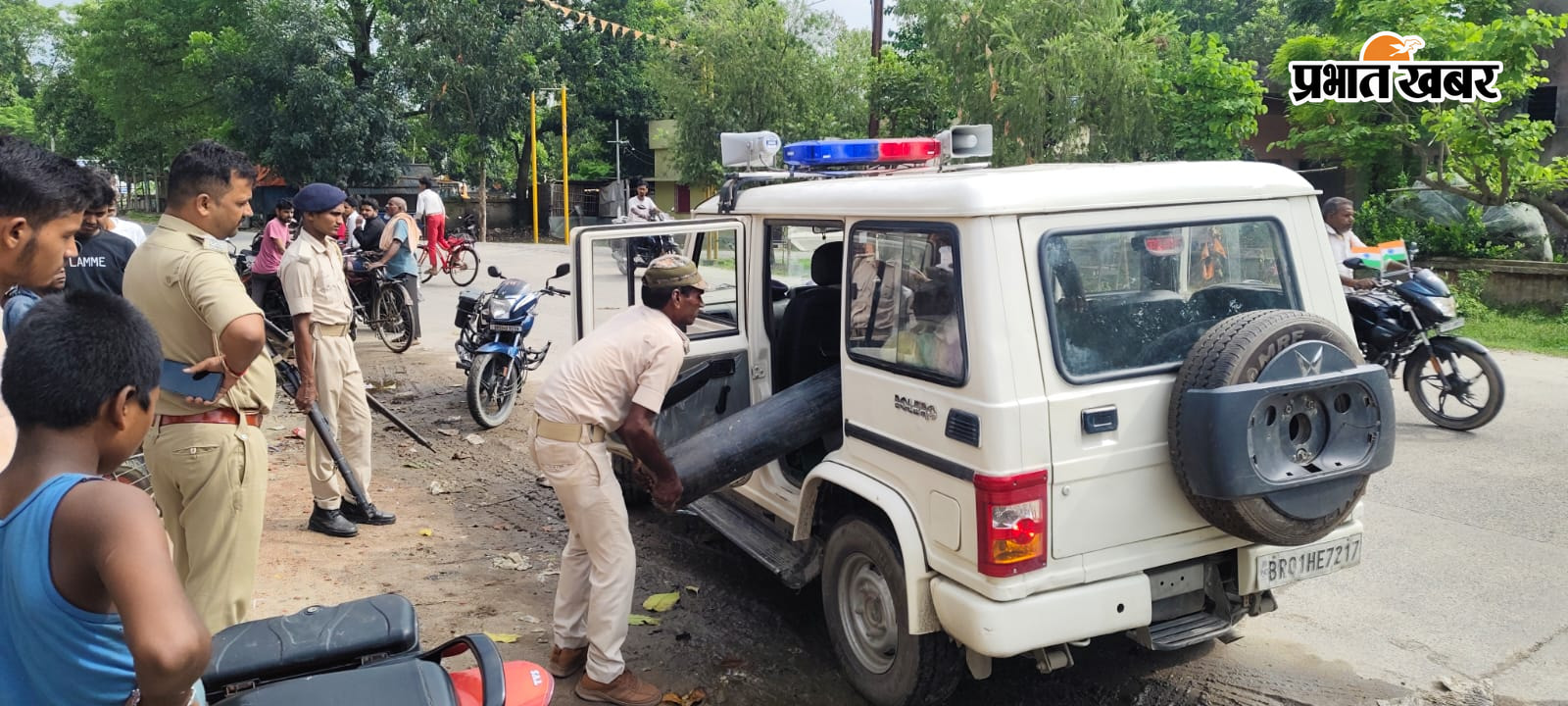 सीएचसी में उपचाररत जख्मी व सिलेंडर जप्तकर थाना ले जाती पुलिस | Prabhat Khabar Network