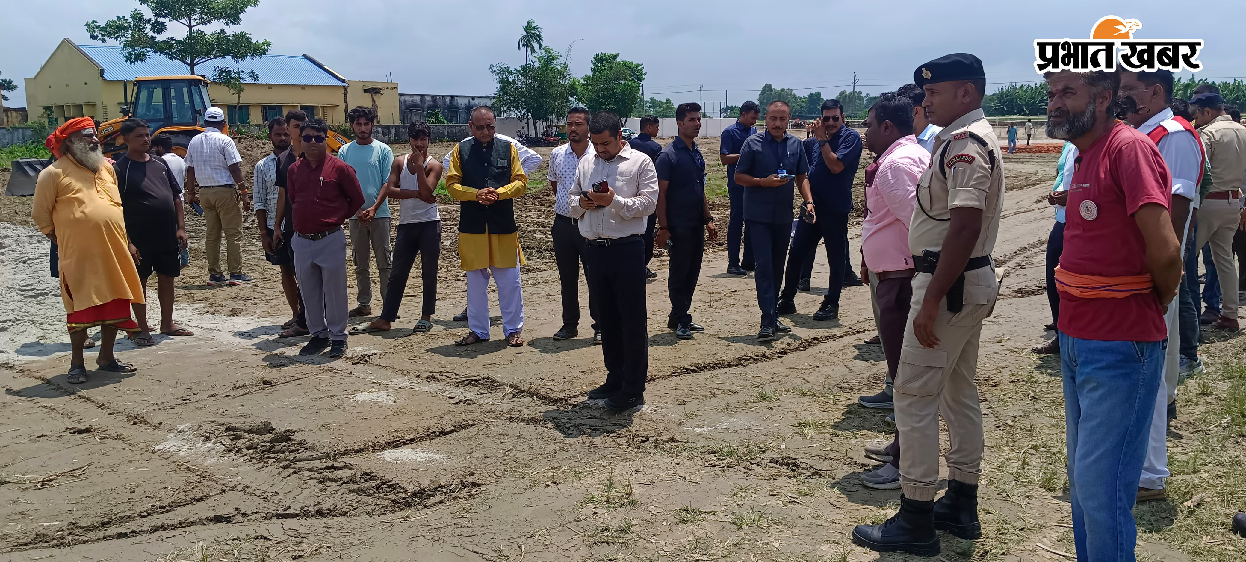 फोटो कैप्शन - कार्यक्रम स्थल और हेलीपेड का निरीक्षण करते पदाधिकारी | Prabhat Khabar Network