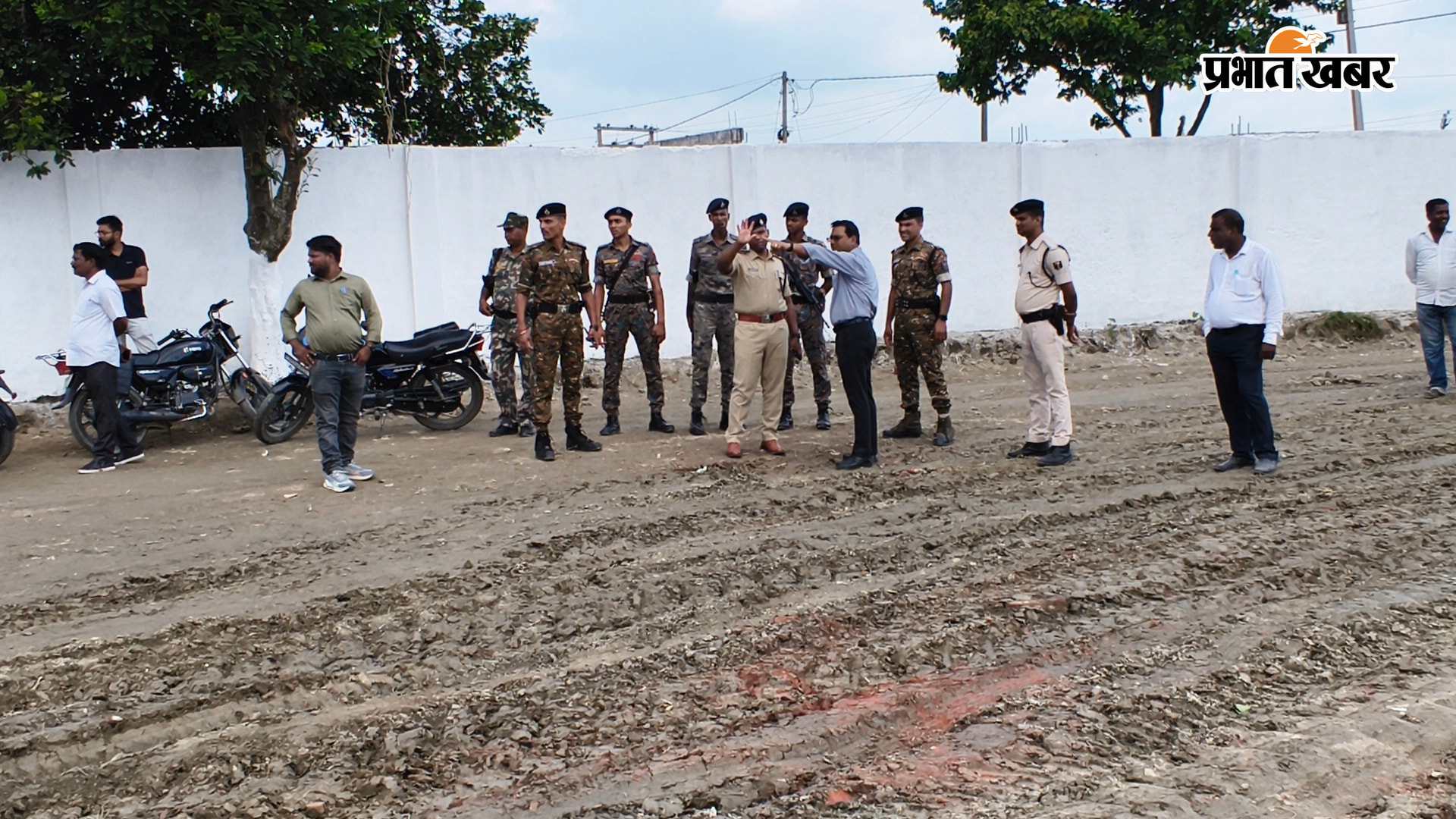 फोटो कैप्शन - कार्यक्रम स्थल और हेलीपेड का निरीक्षण करते पदाधिकारी | Prabhat Khabar Network