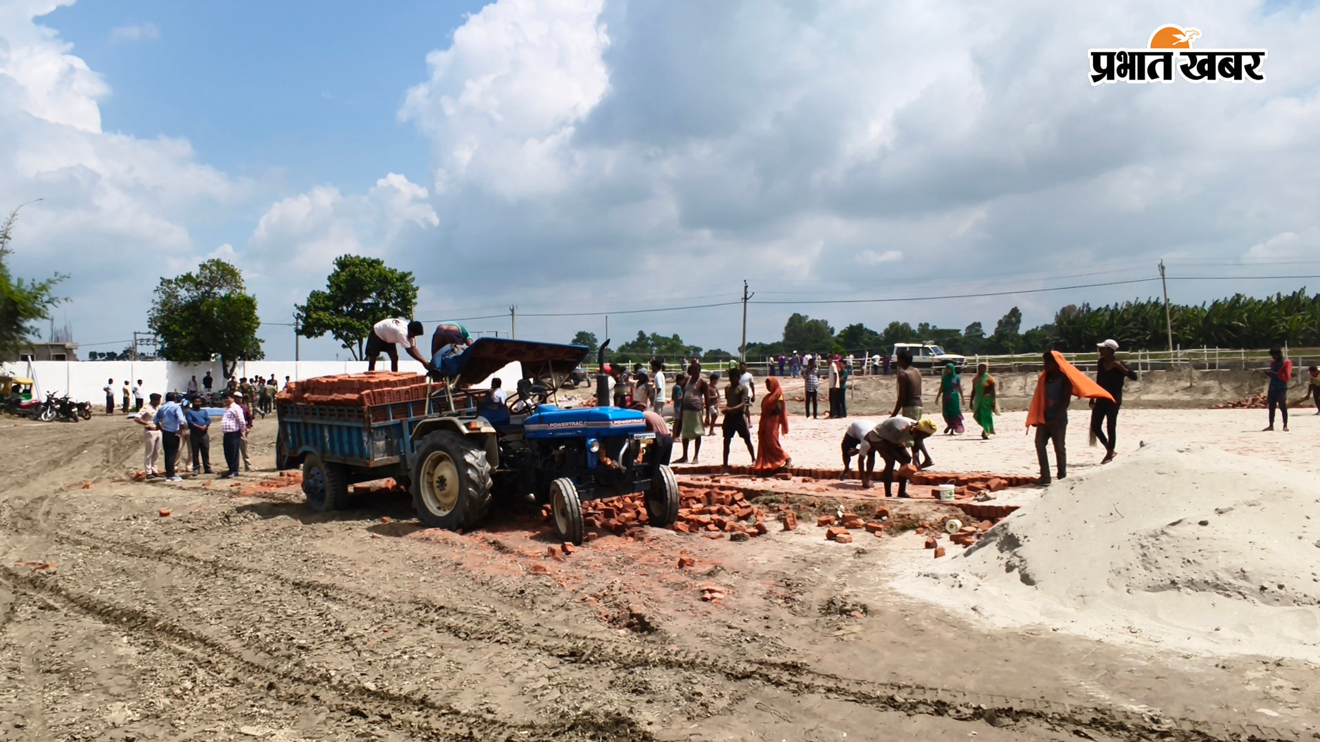 फोटो कैप्शन - कार्यक्रम स्थल और हेलीपेड का निरीक्षण करते पदाधिकारी | Prabhat Khabar Network